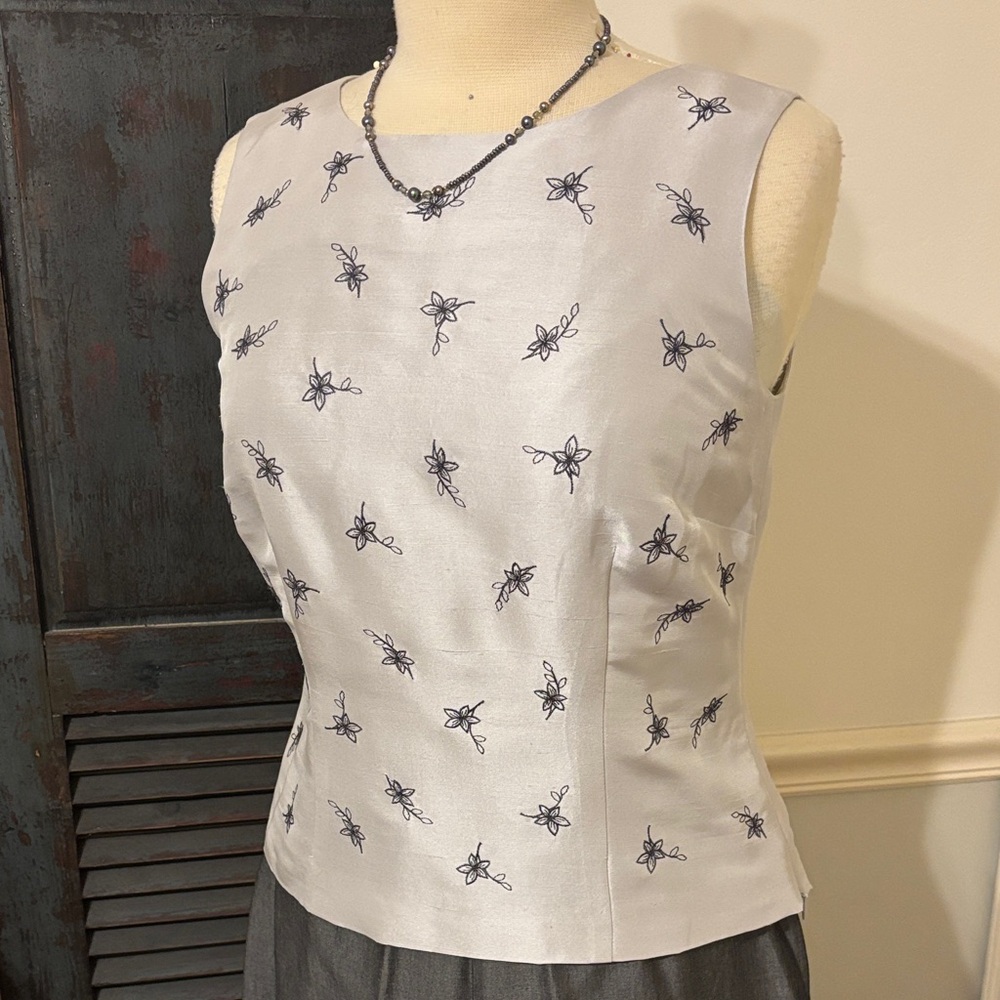 EUC! 🩶 EMMA JAMES SILK SLEEVELESS FITTED TANK!